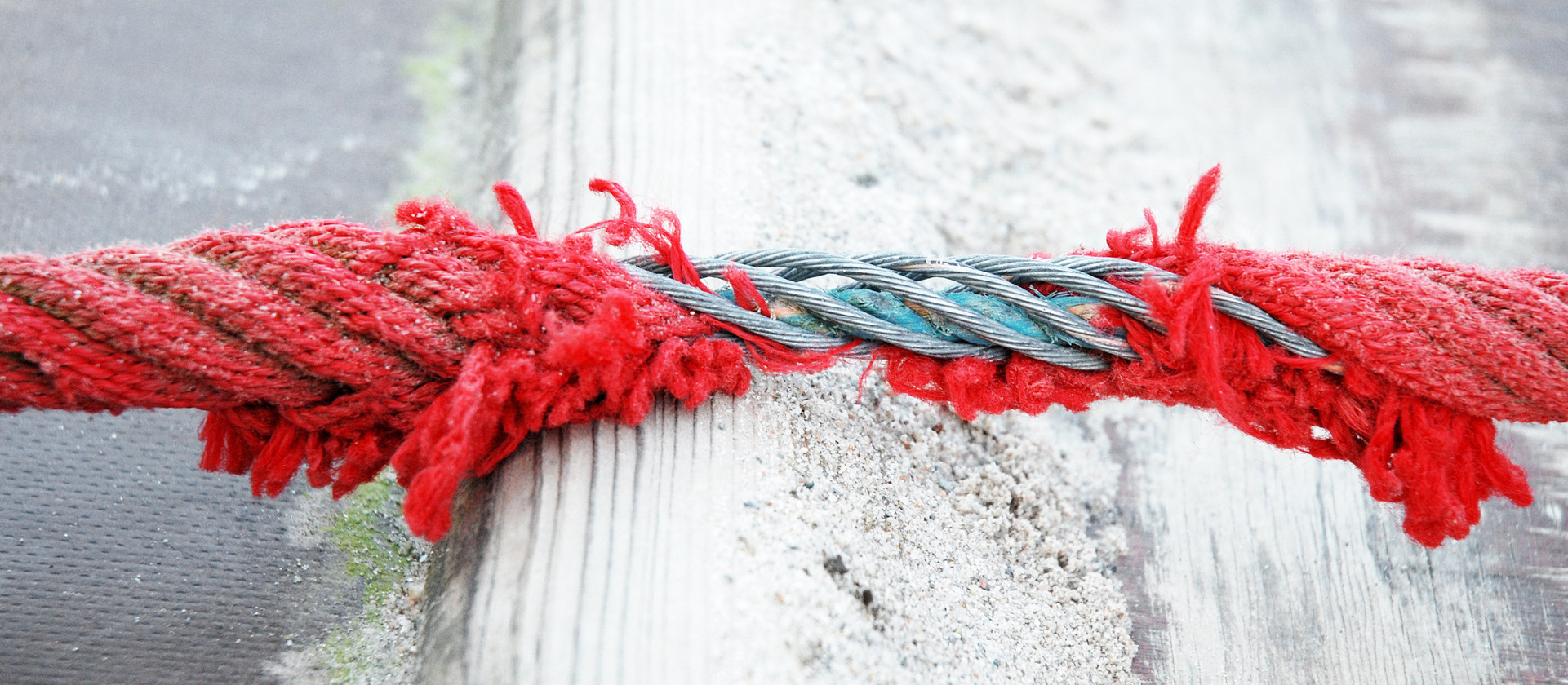 Red rope symbol concept - Rotes Seil Risiko Belastung 