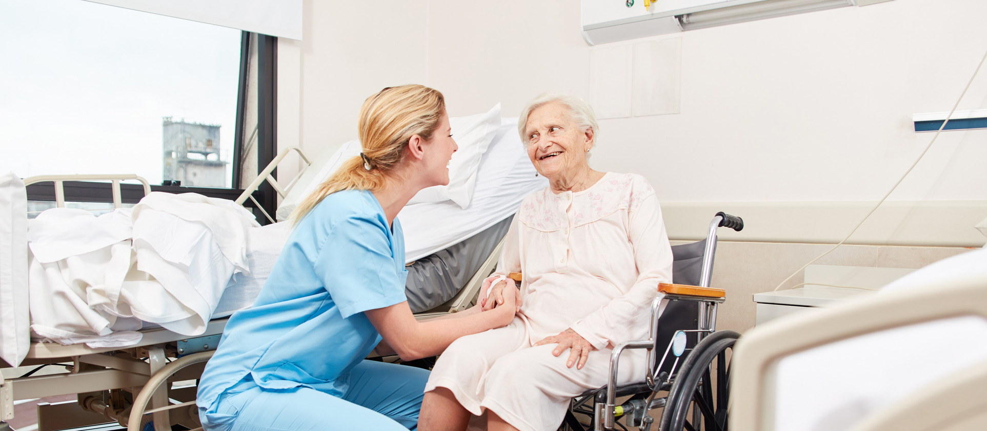Krankenschwester kümmert sich um Seniorin